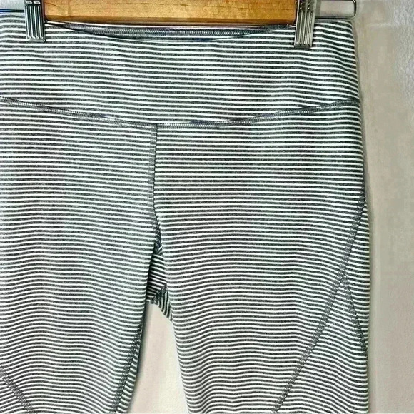 Zella Women’s Cropped Striped Workout Capri Great condition! Size Medium - Picture 3 of 9